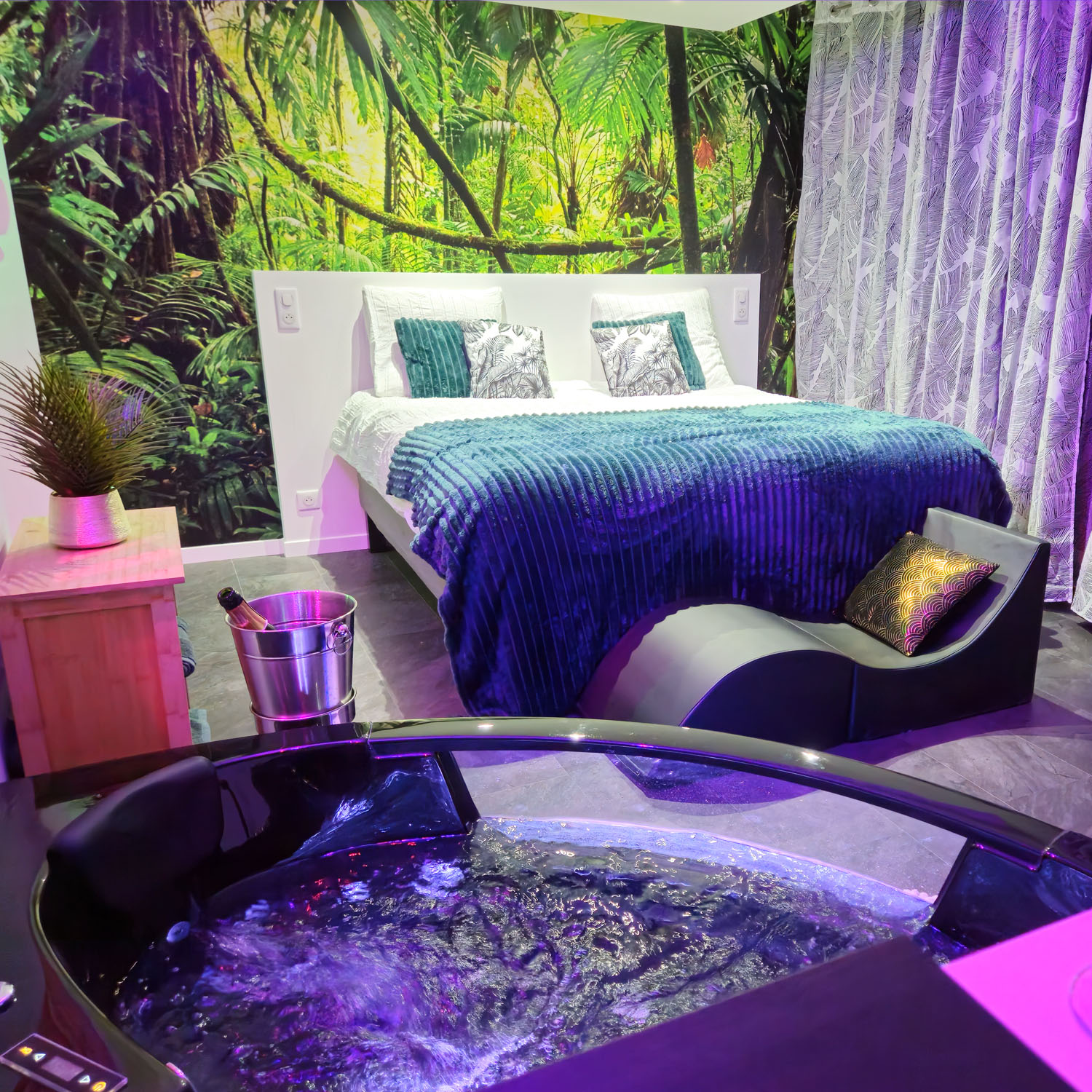 Love Room à clermont Ferrand avec un Jacuzzi