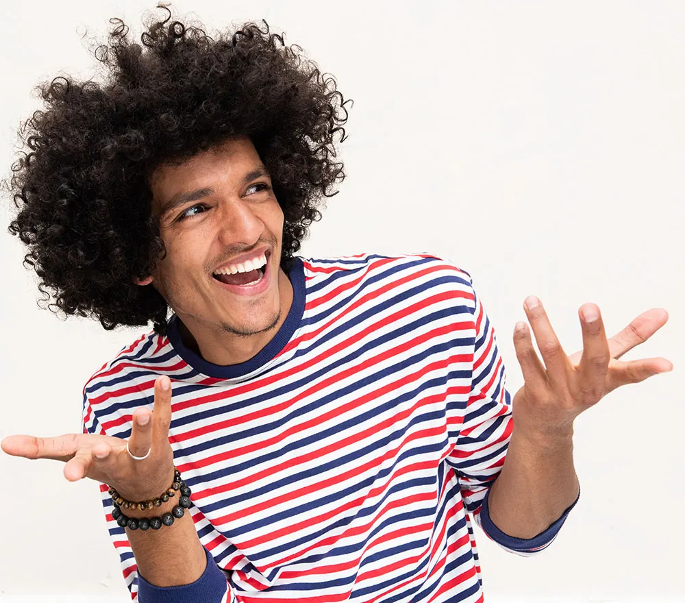 Voyageur souriant illustrant la FAQ de TIJUGO