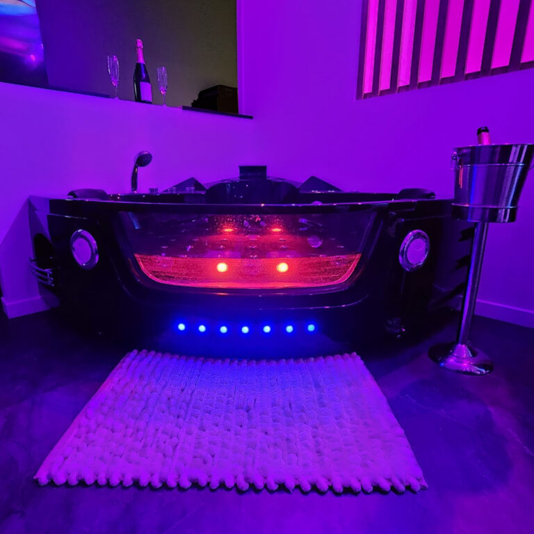 Un moment de détente absolue dans notre jacuzzi moderne.