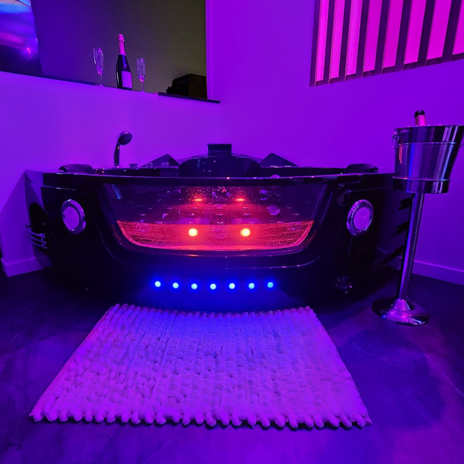 Un moment de détente absolue dans notre jacuzzi moderne.