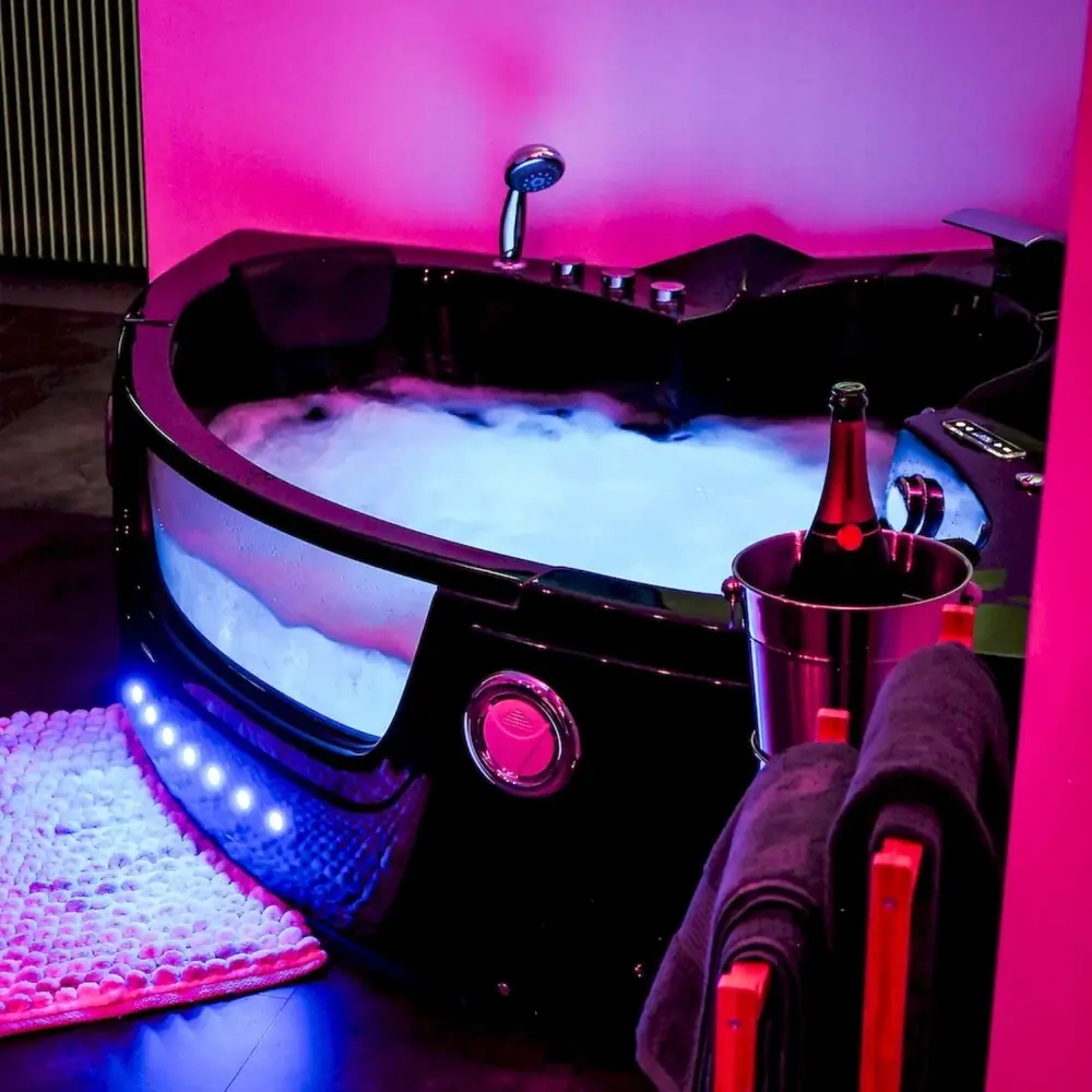 Jacuzzi privatif TIJUGO avec serviettes préparées pour deux