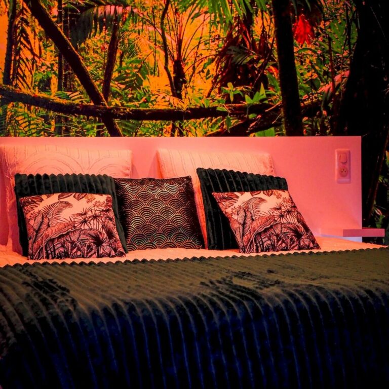 Un lit douillet dans un décor tropical.