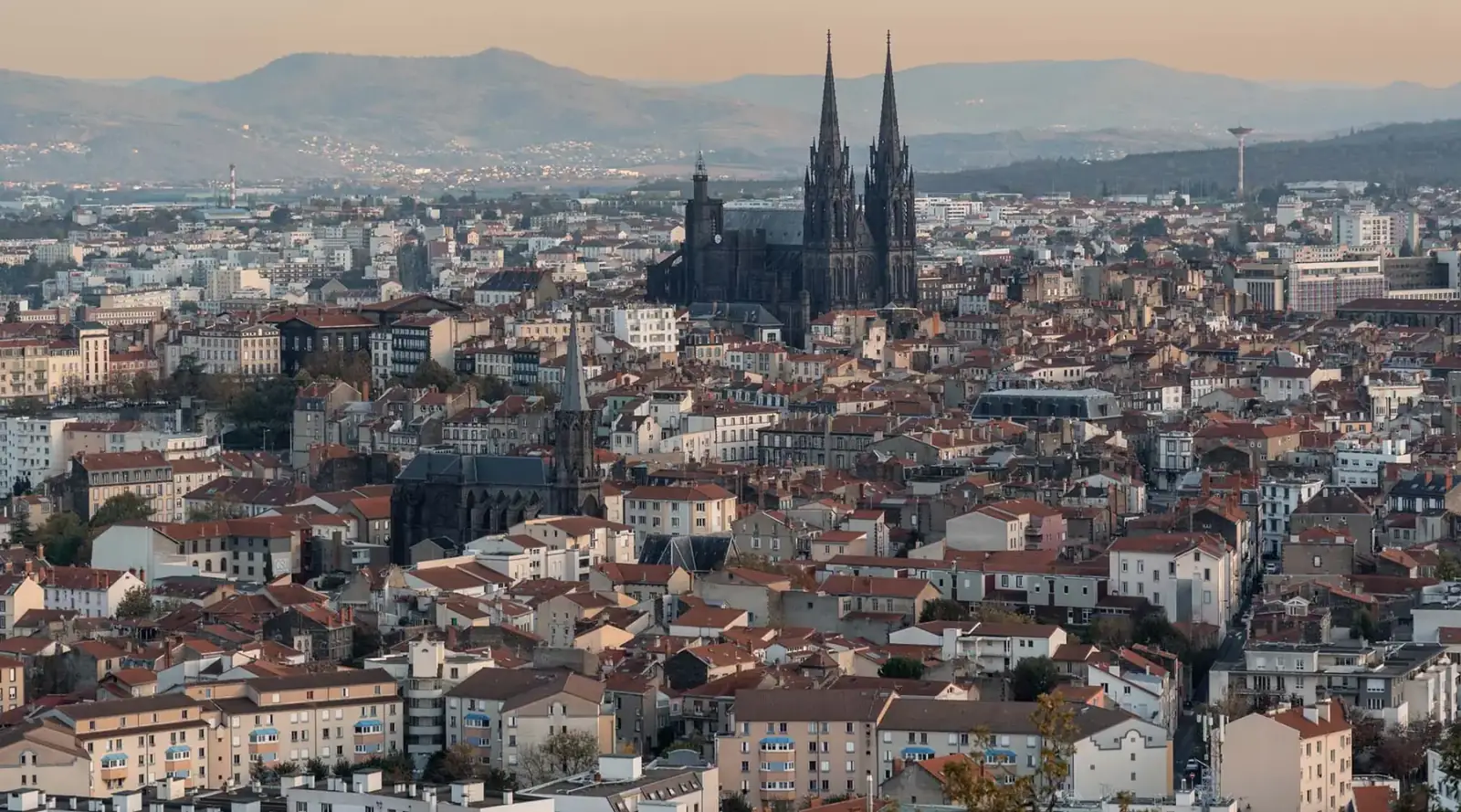 Vue sur Clermont-Ferrand, sa cathédrale et les reliefs d'Auvergne