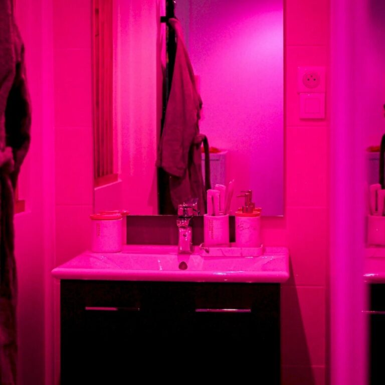 Une ambiance lumineuse jusque dans la salle de bain.