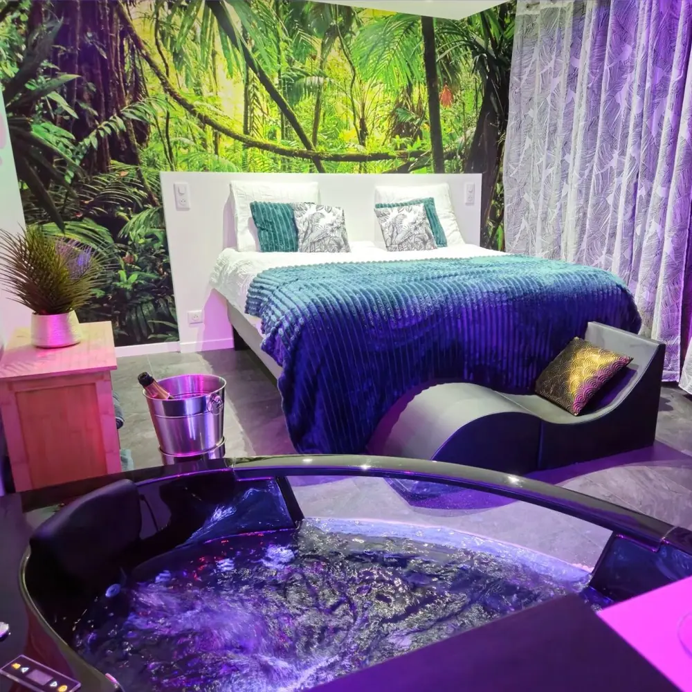 Suite TIJUGO avec lit king size et jacuzzi privatif