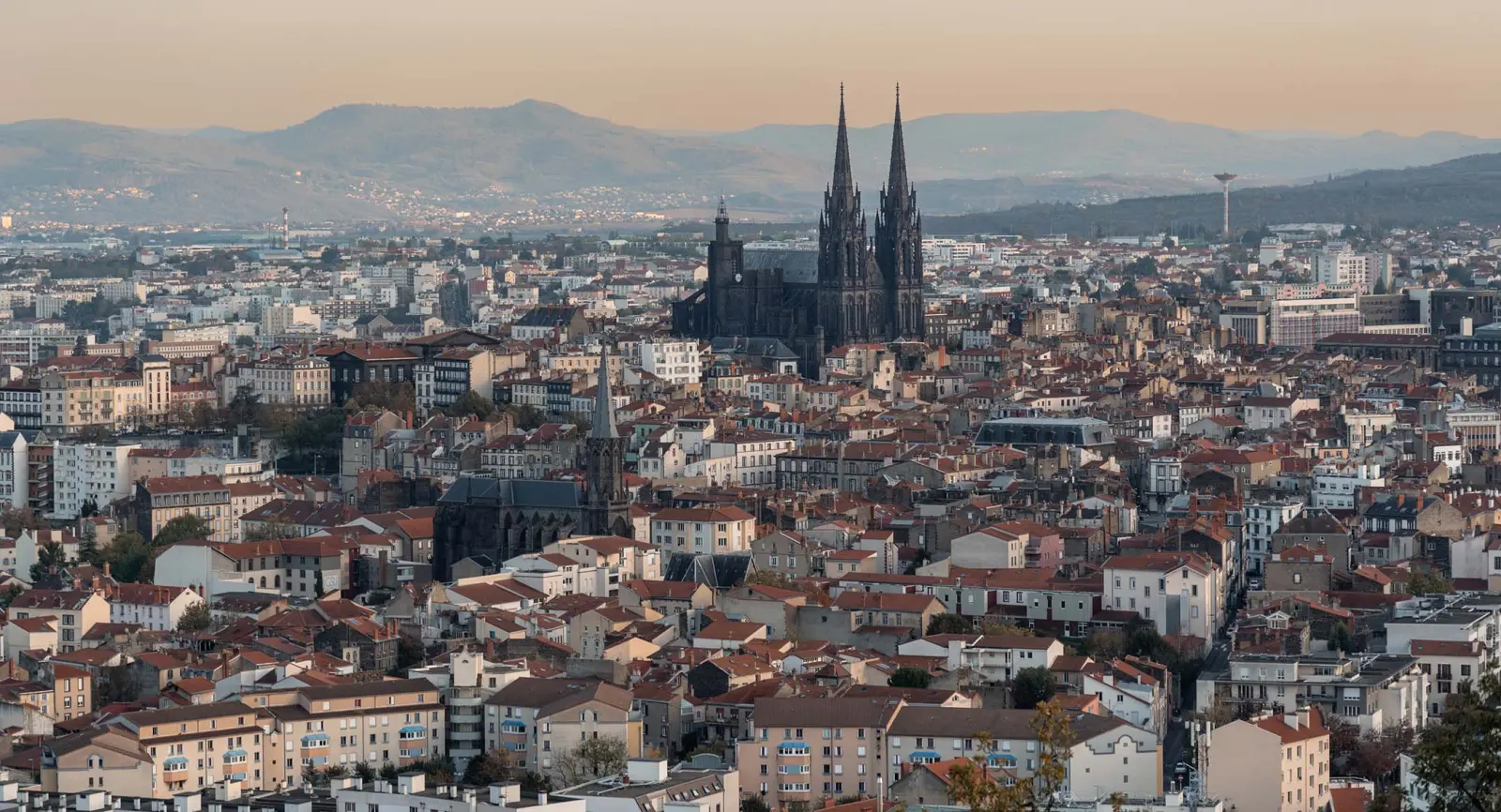 Vue panoramique sur Clermont-Ferrand, sa cathédrale en pierre de lave et les reliefs d’Auvergne